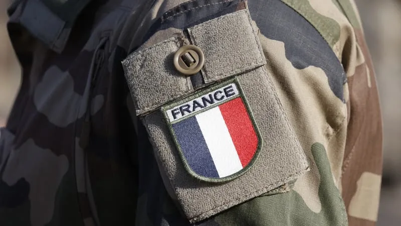 Des soldats français visés par une procédure pour avoir posé avec un drapeau associé au suprémacisme blanc