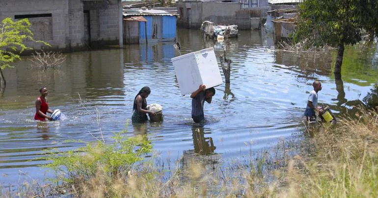 Moçambique. Mulheres e crianças caminham horas para ter água