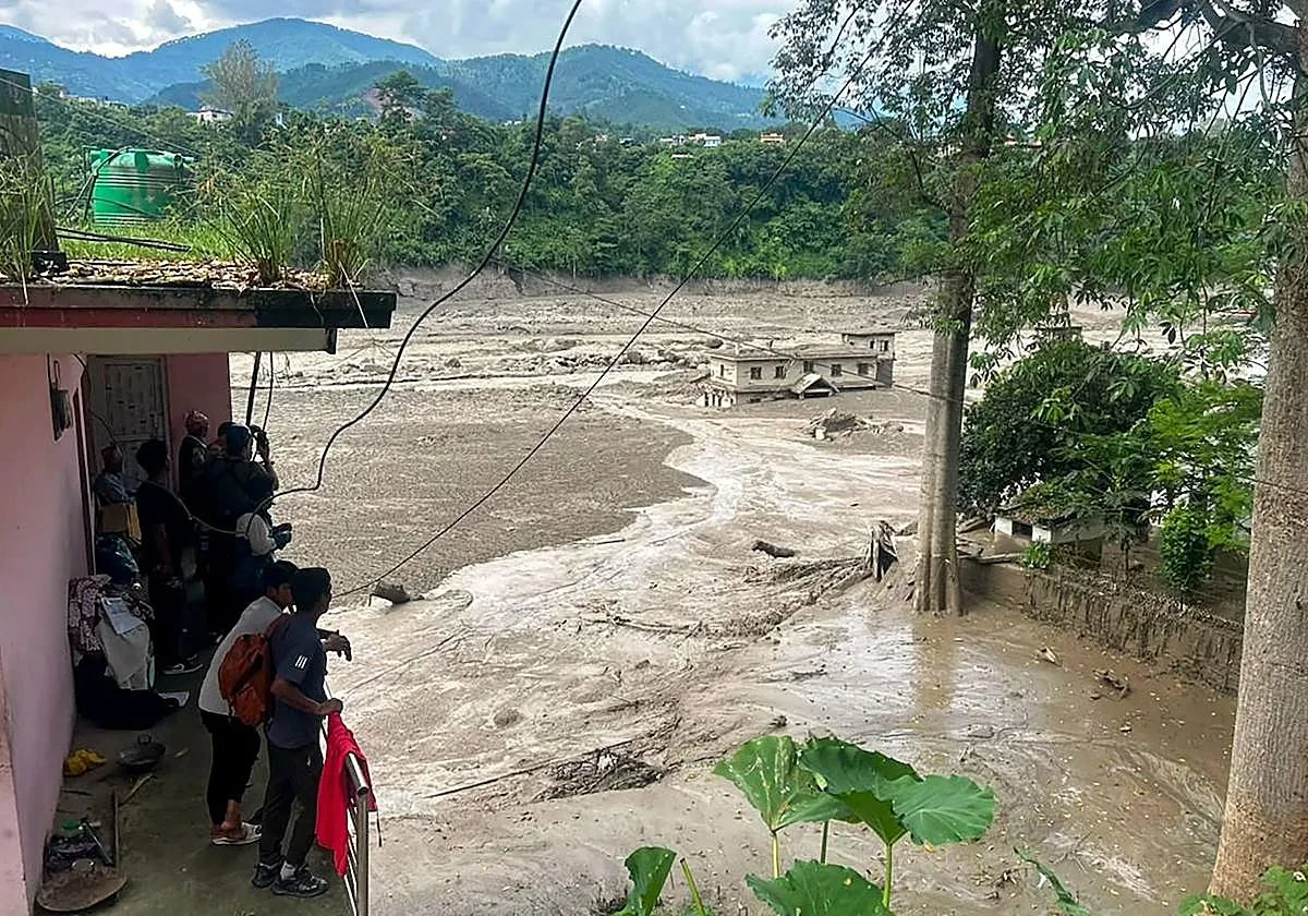 Una fuerte inundación arrasa Rasuwa (Nepal) y deja al menos 8 muertos