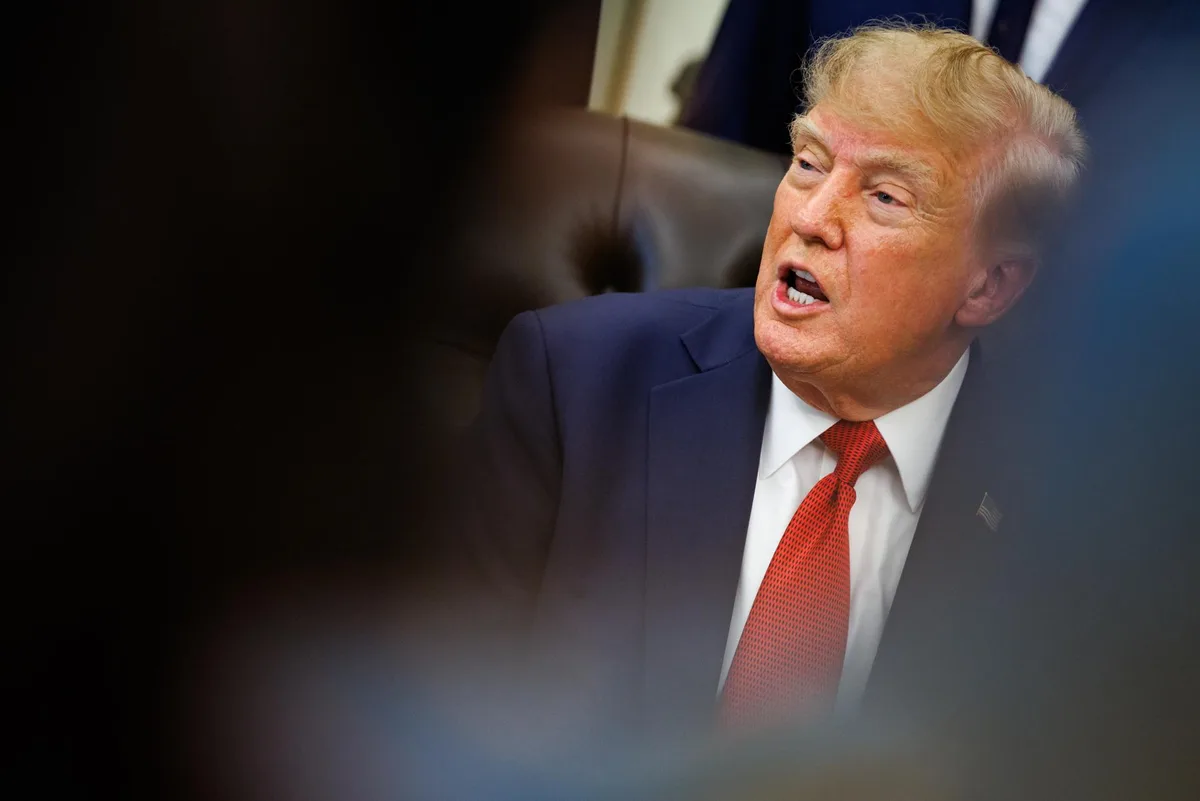Trump propuso rebautizar la IA mientras prohíbe el acceso de tres medios a la Casa Blanca