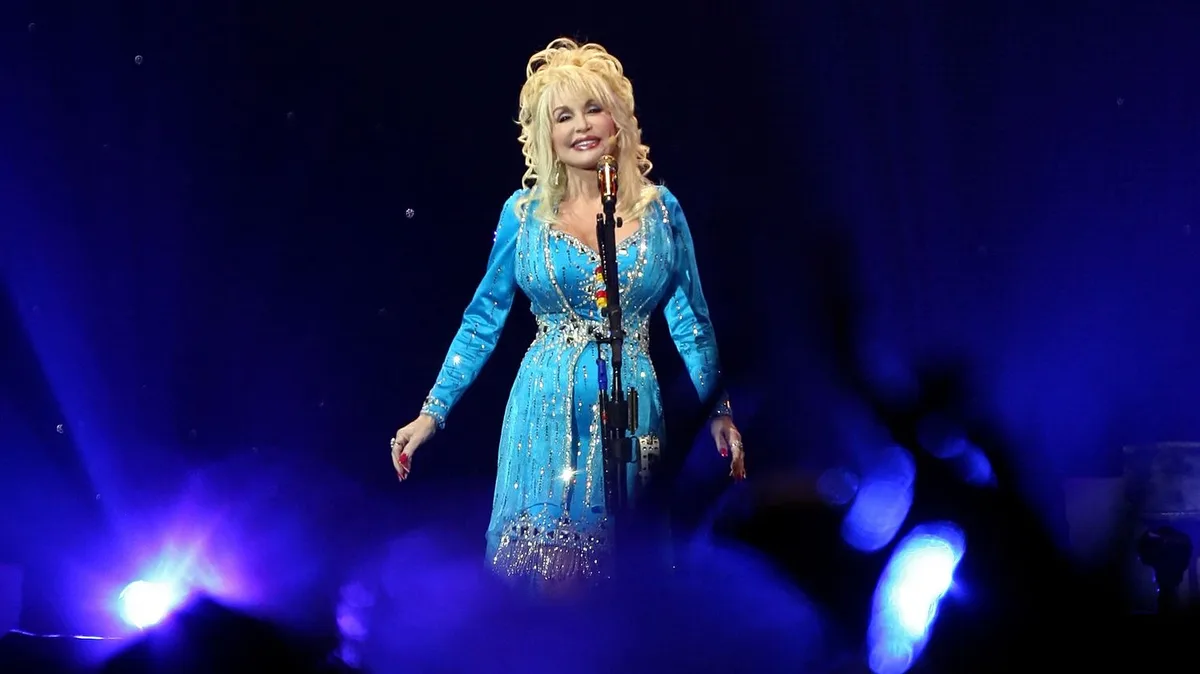 "Le monde est beaucoup moins lumineux" : politiques et artistes américains saluent la mémoire de Dolly Parton, "une des plus grandes artistes de notre époque"