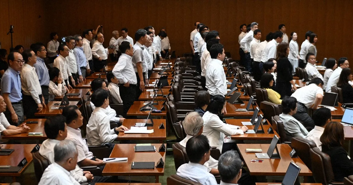 10秒で「起立多数」どう判断？ 福岡県議会の動議採決に疑問の声