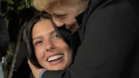Ana Castela derruba prefeita em show, que brinca: “A gente cai e levanta”