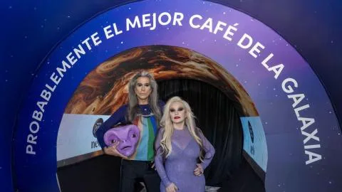 Mario Vaquerizo y Alaska protagonizan una divertida invasión extraterrestre para presentar NEO