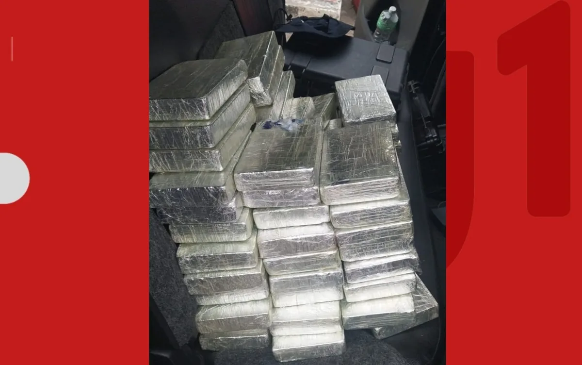 50 kg de cocaína são encontrados em porta-malas de carro após acidente na BR-116, na Bahia