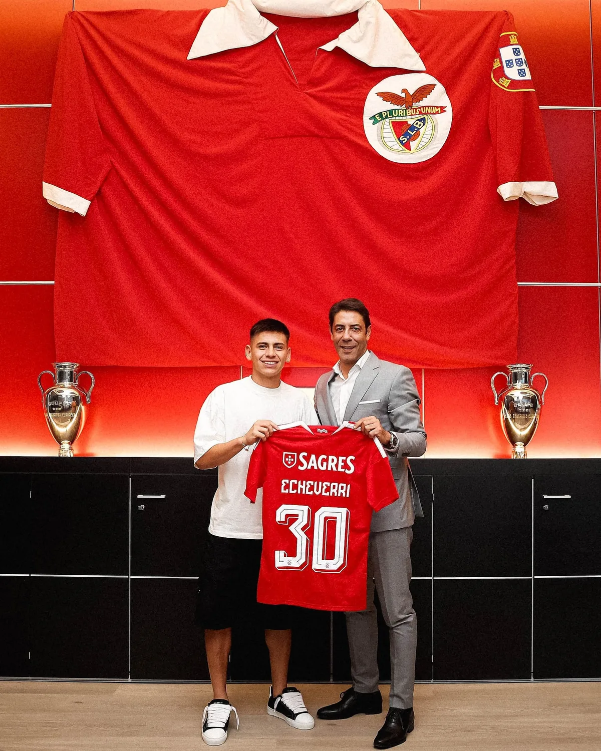 Echeverri, en su cuarto equipo europeo en un año y medio: llevará la Nº 30 de Otamendi