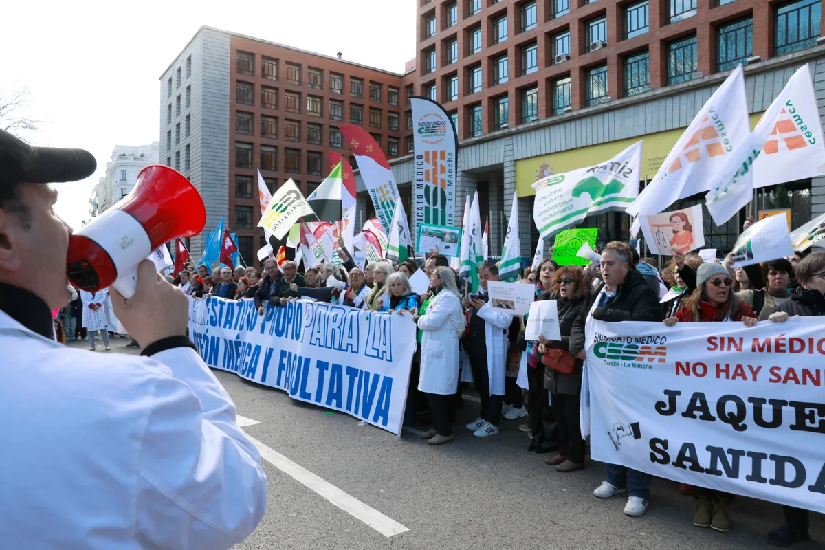 Los médicos no frenan su huelga contra Mónica García mientras pactan ya en cinco autonomías