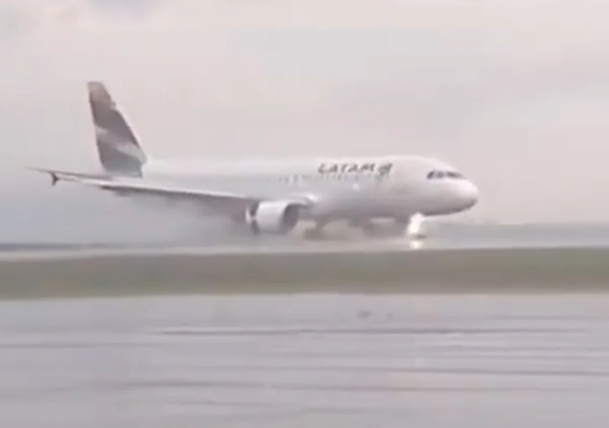 Veja momento em que avião da Latam sai da pista e para na lama no PR