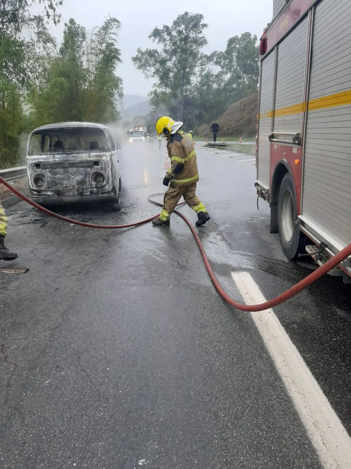 Kombi pega fogo na BR-040 em MG
