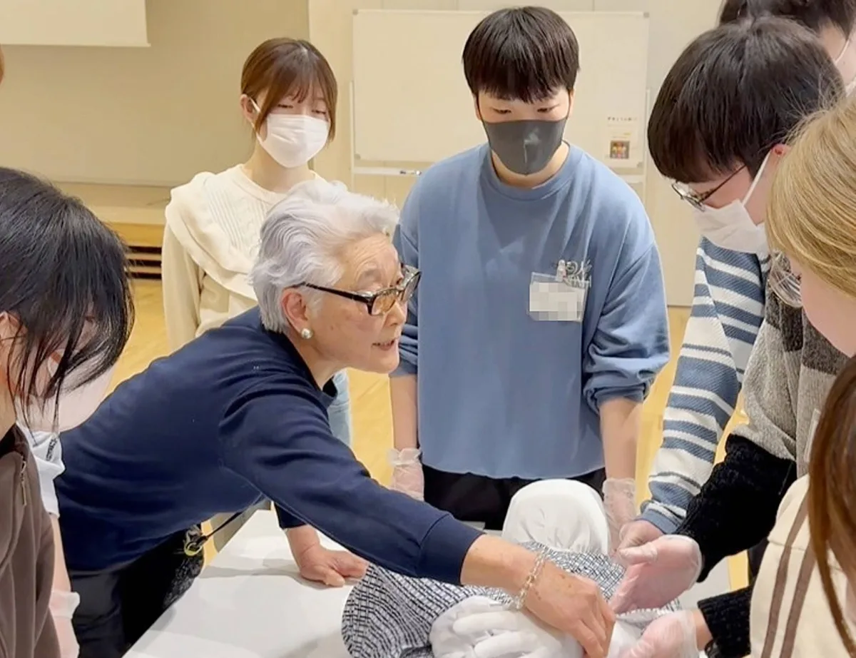 Former nurse passes on lessons from experience in aftermath of JAL crash