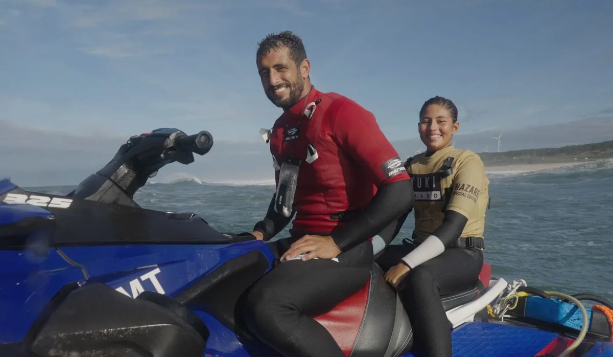 Capixaba Aninha Dagostini domina as ondas gigantes e surfa com ídolo do esporte