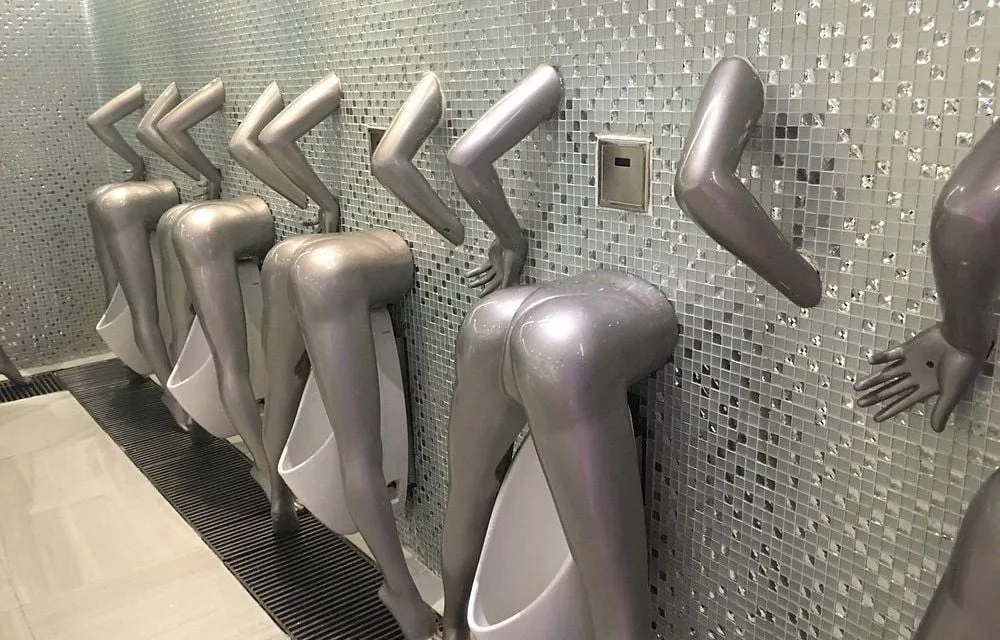 Des urinoirs sexistes installés à Paris ? Une image détournée