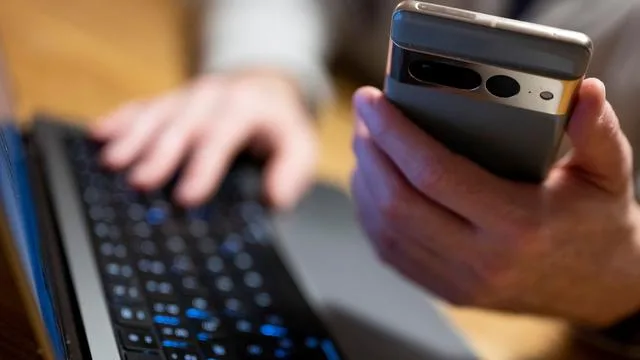 Telefonbetrug: Falscher Polizist bringt Senior um hohen Geldbetrag