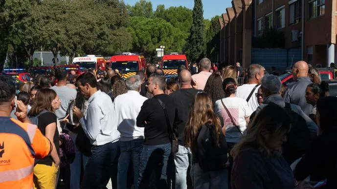 "Il y avait du sang par terre" : collégiens, parents et élus choqués après les tirs au collège Lakanal à Aubagne
