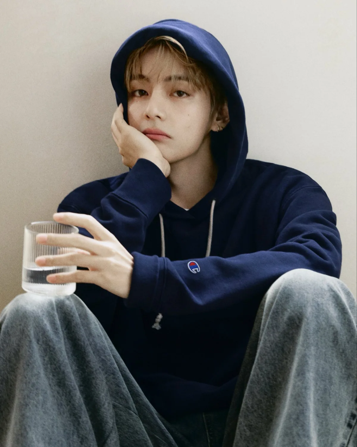 BTS 뷔, 챔피온과 손잡자 48시간 만에 630만 달러 MIV 기록