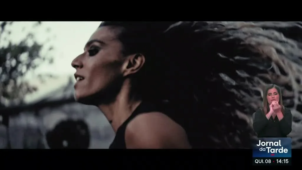 Cantora Milhanas lança 'Surto'