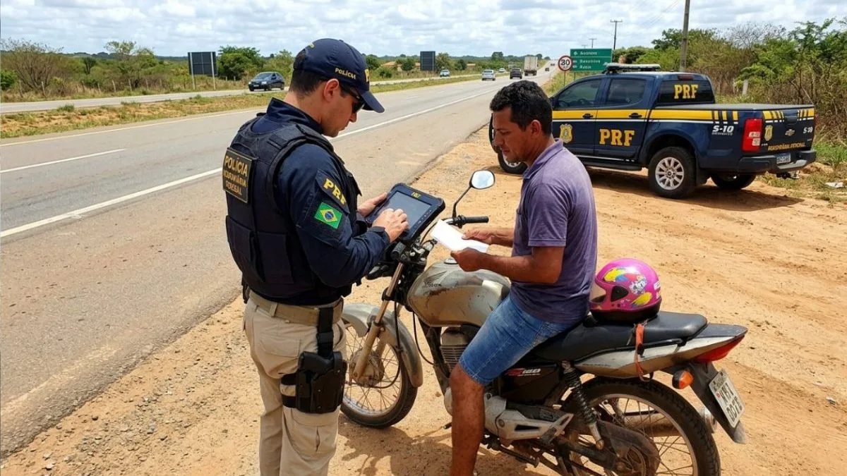 Pode levar criança de 9 anos na garupa da moto? Regra surpreende motoristas