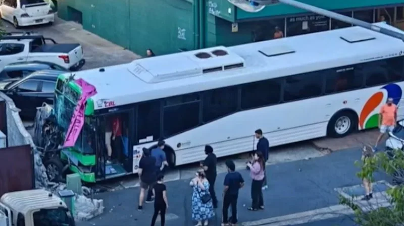 Bus crashes into power poles, parked cars in Woolloongabba
