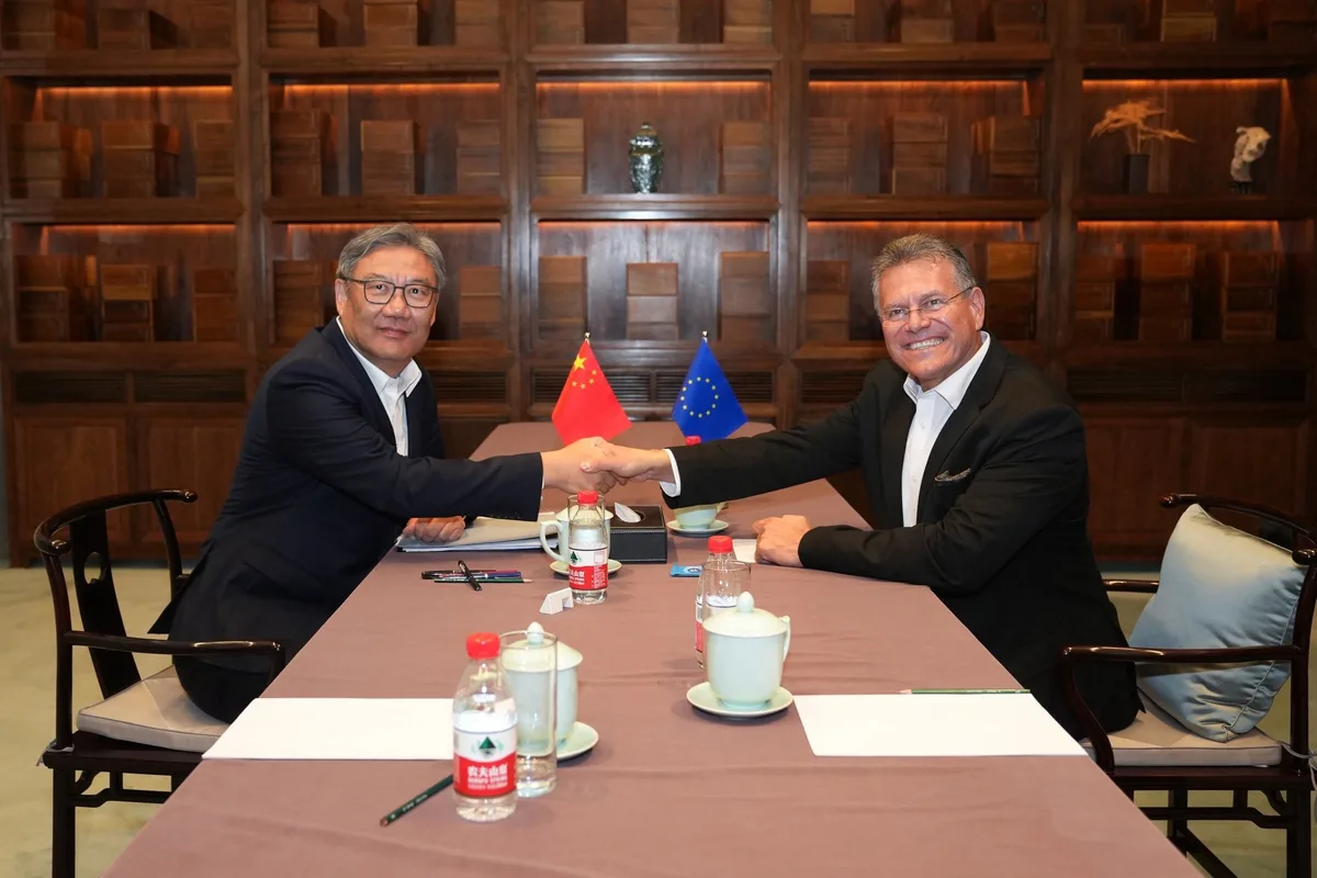 La UE alcanza un entendimiento con China para reducir la importación de coches híbridos a la mitad