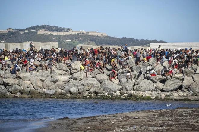 El Gobierno recurre al CNI para agilizar la repatriación de los migrantes en Ceuta