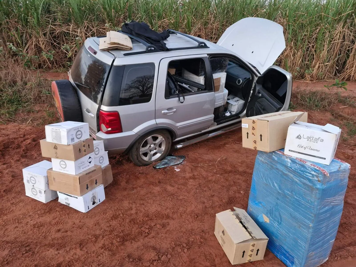 Perseguição a contrabandistas termina com carro capotado e viatura atingida