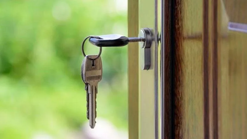 Un matrimonio esperó a que el dueño del alquiler se muriera, puso los servicios a su nombre y lo usurpó: “Casa propia”