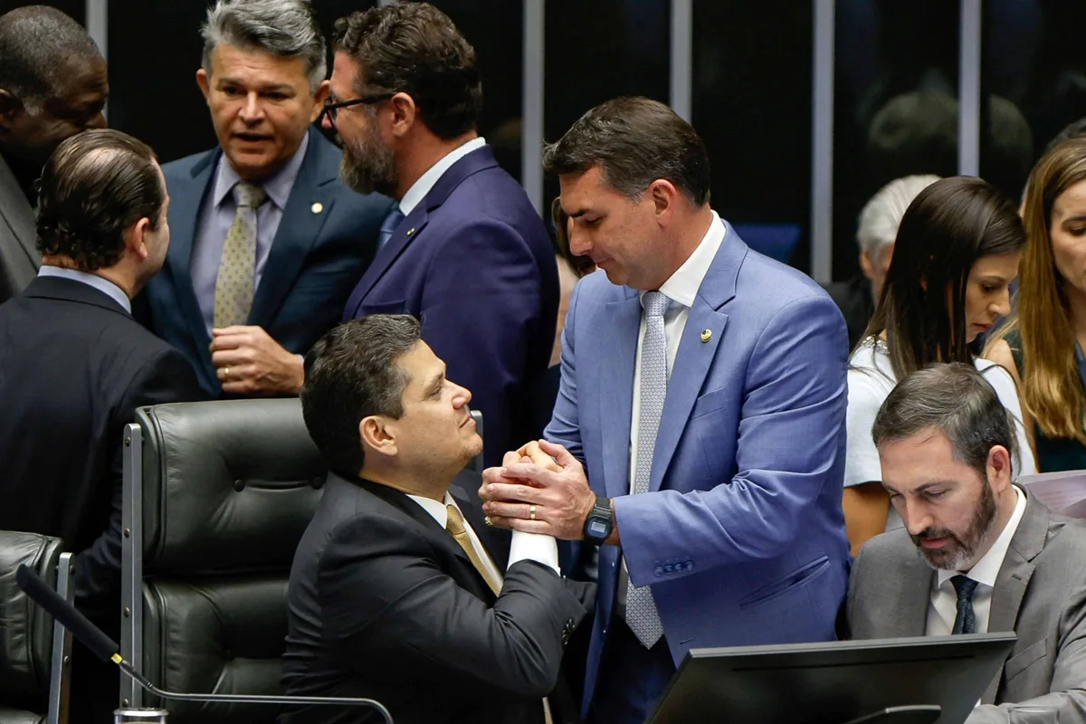 Alcolumbre negocia idade mínima para indicação ao STF se Flávio Bolsonaro for eleito
