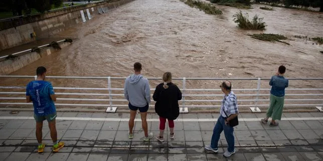 Espagne : deux morts après de fortes pluies et des inondations ; les habitants de la région de Valence appelés à rester chez eux