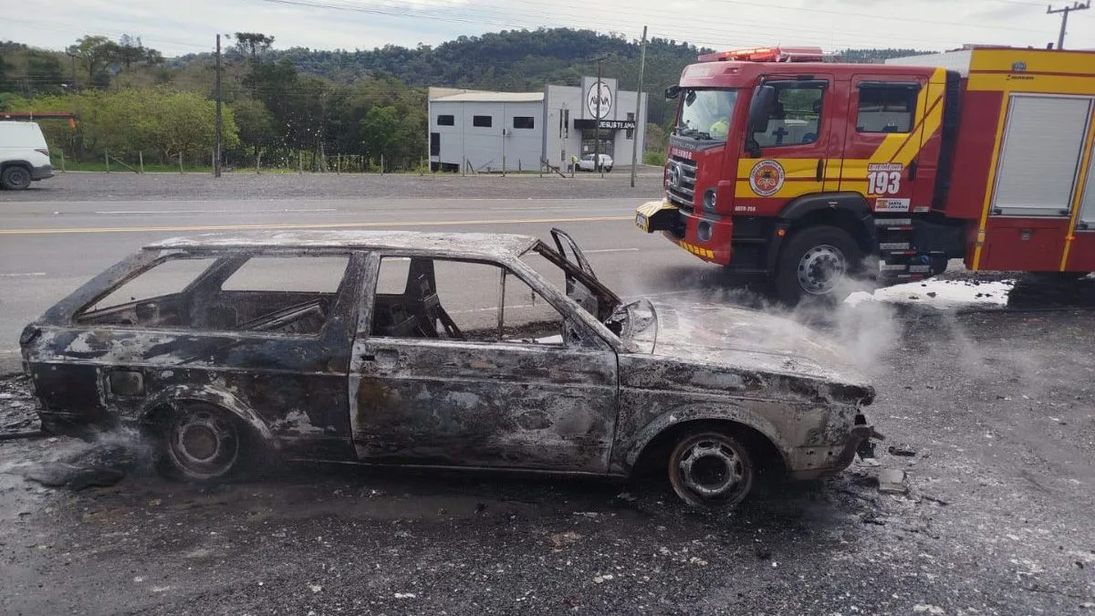 Motorista escapa de incêndio que destruiu totalmente ‘clássico’ de 1996 em SC