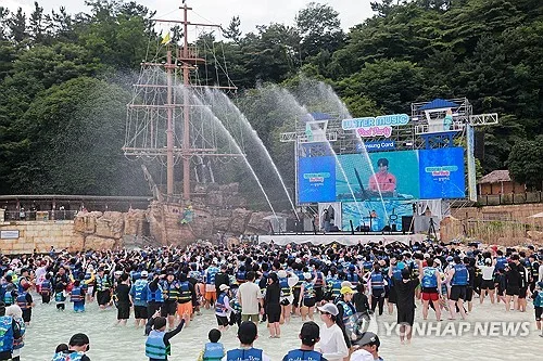 처서에도 35도 무더위…경기남부 유원지에 피서객 북적