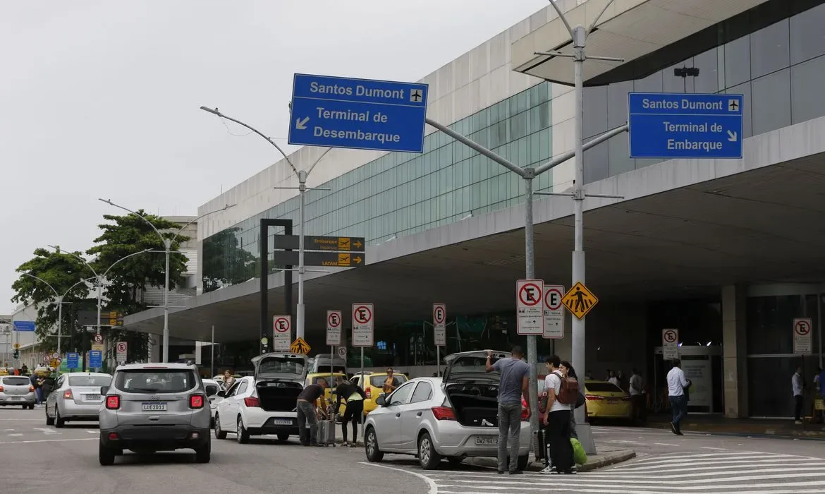 Aeroporto registra novos cancelamentos um dia após incidente com jatinho