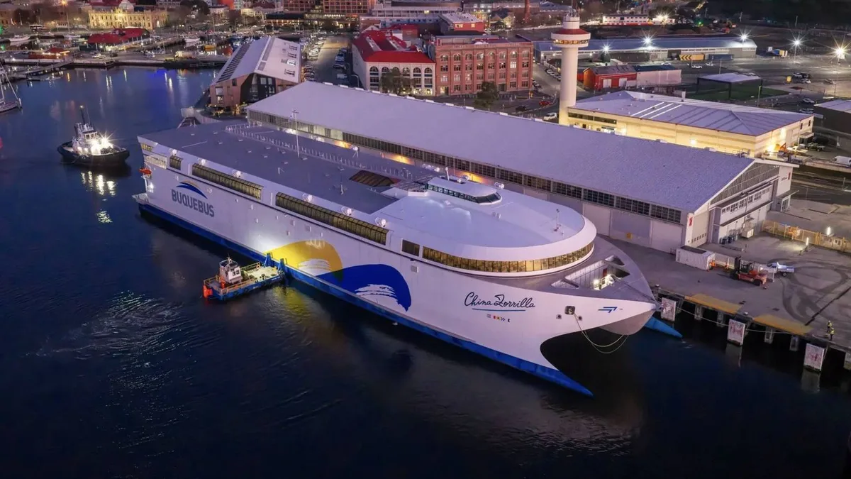 5.000 baterías, 260 toneladas y 2.100 pasajeros: el ferry 100% eléctrico más grande del mundo llega a su nuevo hogar