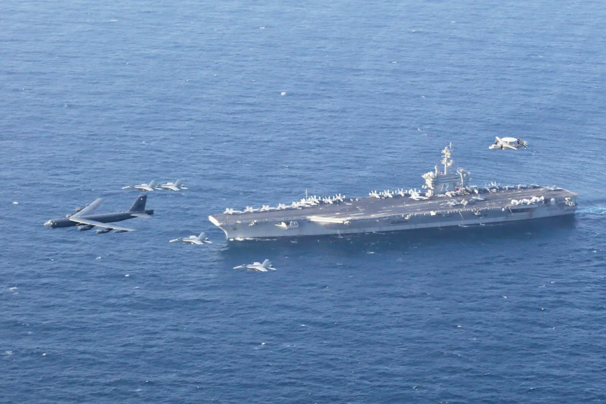 Marinheiros de porta-aviões dos EUA tentaram pular no mar após 250 dias embarcados, diz jornal