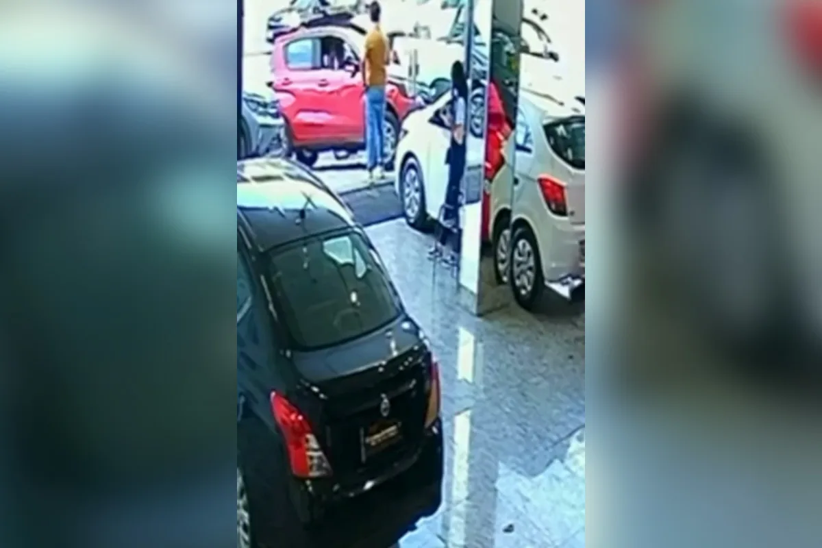 Dois homens são baleados por policial após assalto em concessionária