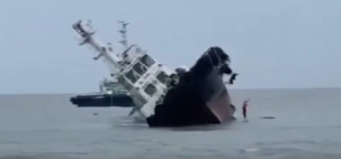 VIDEO: un barco se hundió en la costa de Filipinas y la tripulación saltó al mar para salvarse