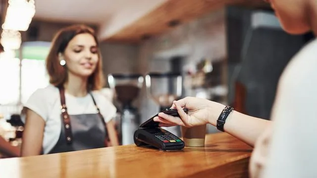 Trinkgeld per Karte: Verbraucherschützer fürchten Beeinflussung beim Trinkgeld per Karte