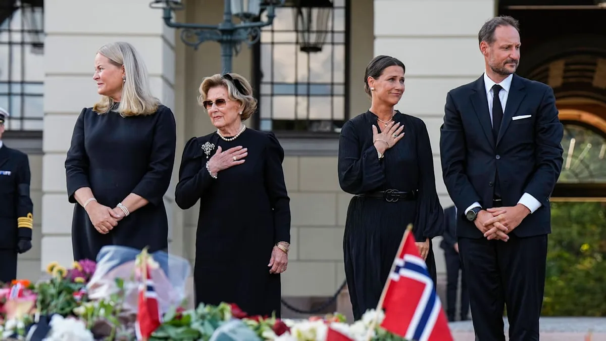 Blumenmeer und Beileidsbekundungen - Königliche Familie kämpft mit den Tränen