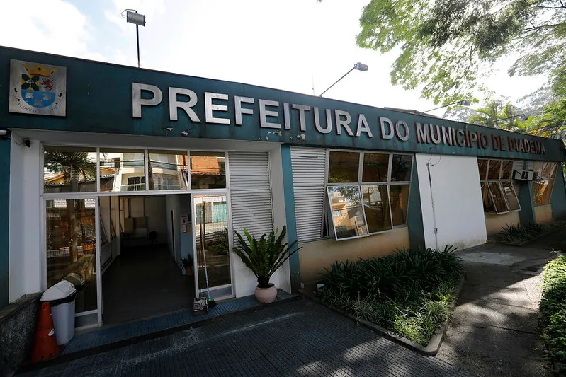 Confusão na Prefeitura de Diadema termina com policial ferido e vidros quebrados