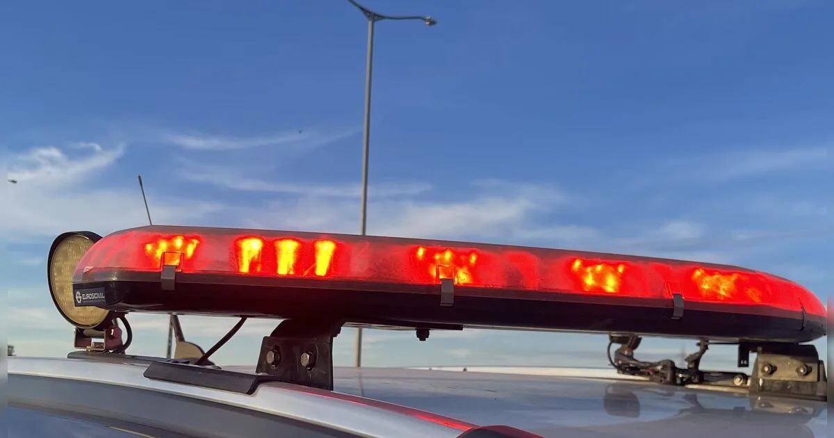 Jovem empina moto na frente da PM e quase atropela criança ao tentar fugir