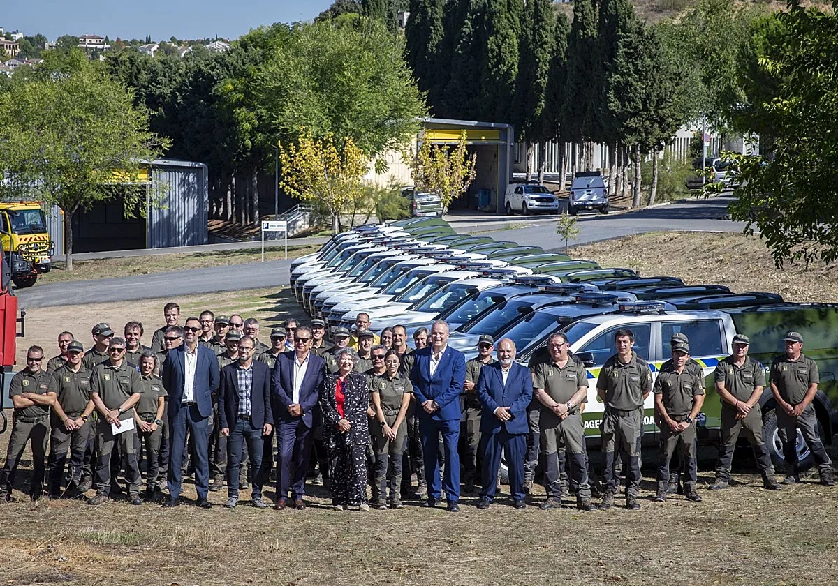 La Junta incorpora 23 vehículos y dos camiones nuevos para uso de los agentes forestales contra incendios