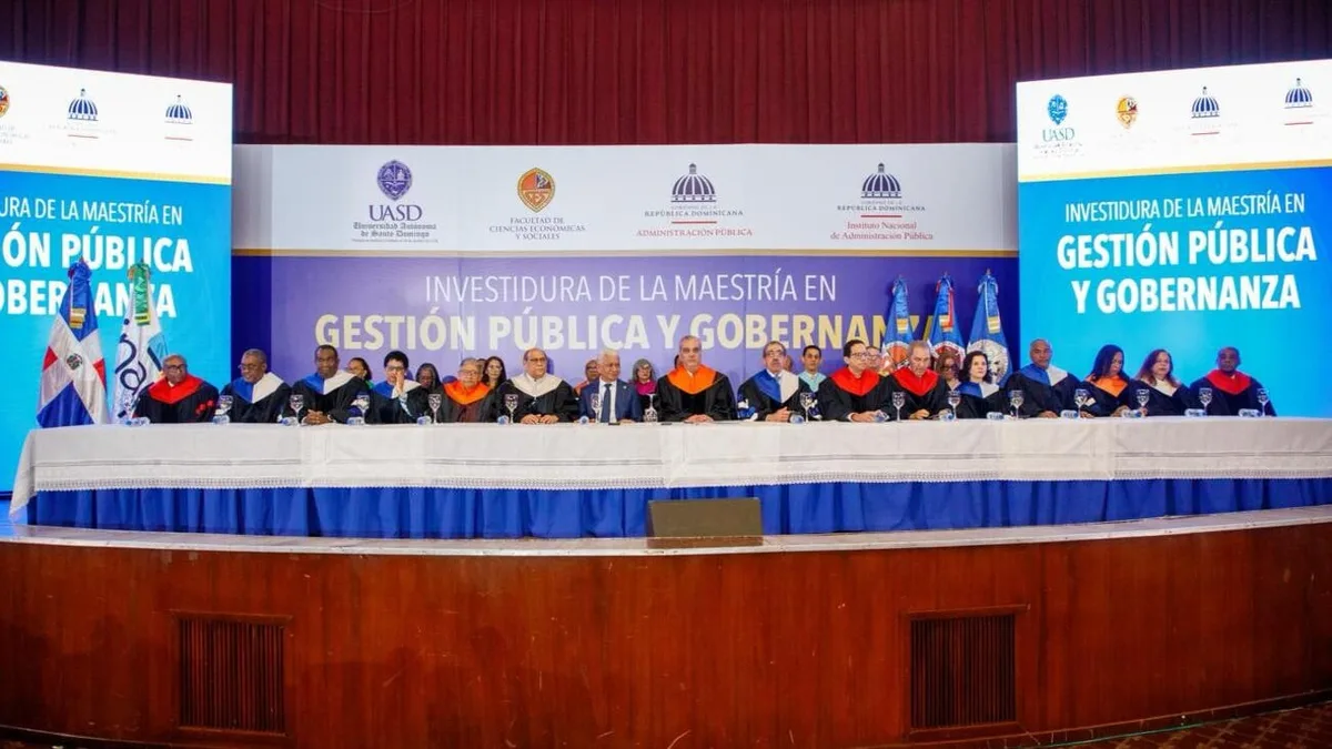 República Dominicana: El presidente Luis Abinader pide ética y transparencia a 147 servidores públicos graduados