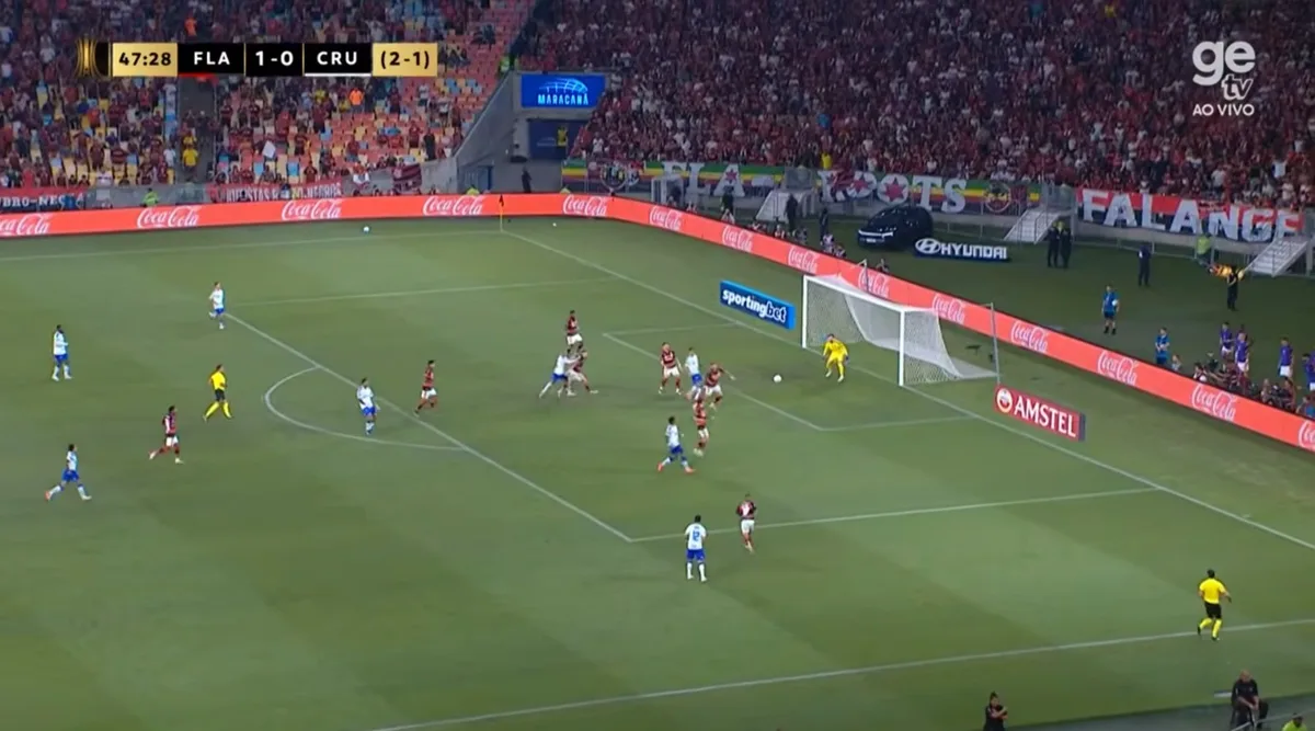 Veja como Matheus Pereira pode ter "ajudado" Jorginho a salvar gol em lance de VAR; veja