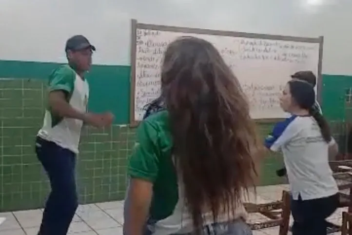 Vídeo registra aluno batendo em mulheres dentro de escola em Porto Walter