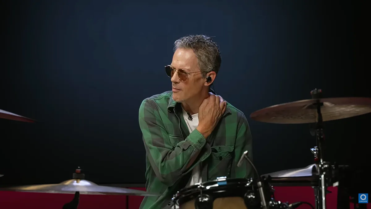Primeiro baterista do Pearl Jam volta aos holofotes em meio a mistério sobre substituto de Matt Cameron