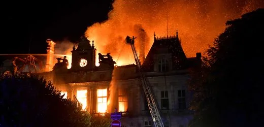Frankreich: Historisches Rathaus von Limoges in Flammen