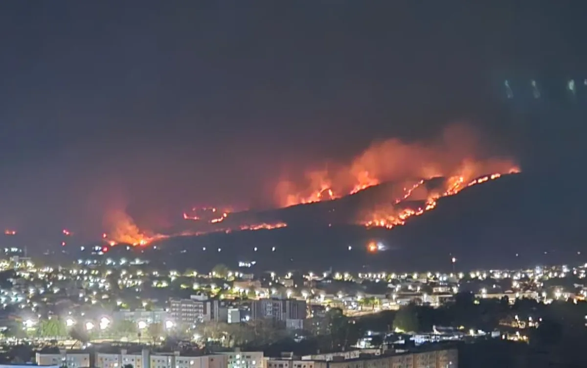 FOTO: Incêndio em serra próxima a condomínios assusta moradores no interior da Bahia