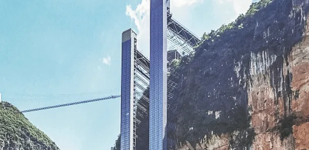 Elevador de 288 metros em penhasco ajuda estudantes e vira atração na China
