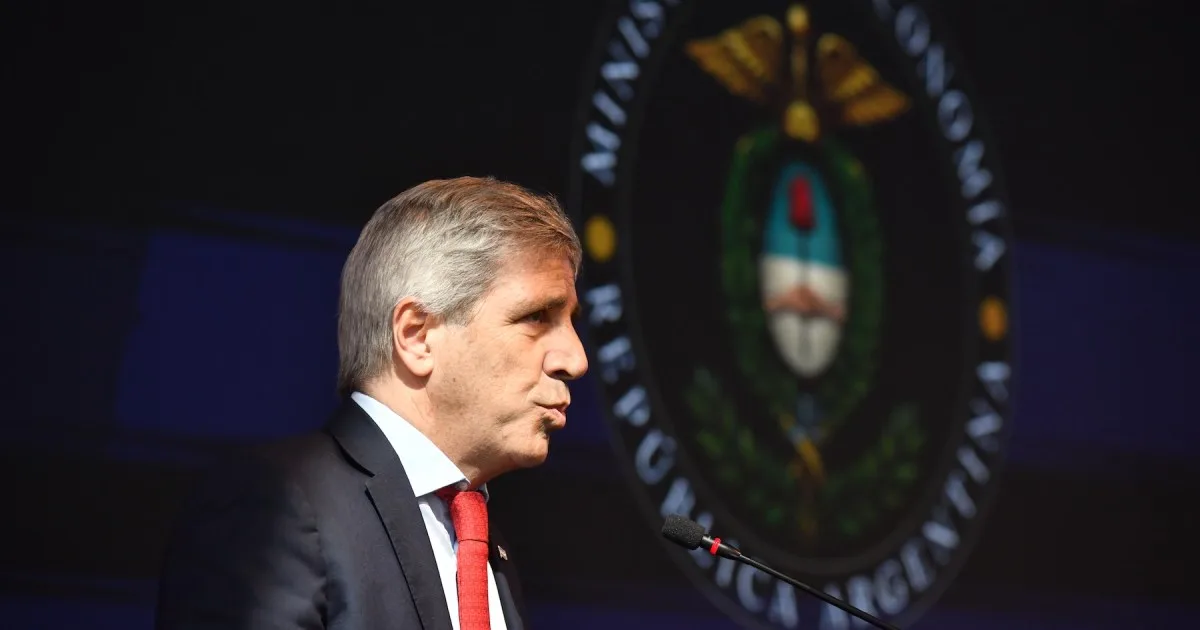 Luis Caputo sale a convencer a Wall Street mientras el FMI revisa las cuentas