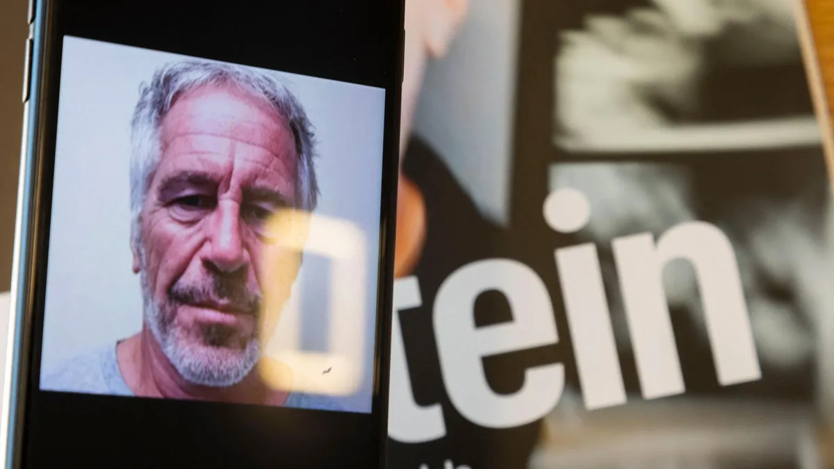 Pour la campagne des midterms, pourquoi Jeffrey Epstein se retrouve dans 160 spots publicitaires