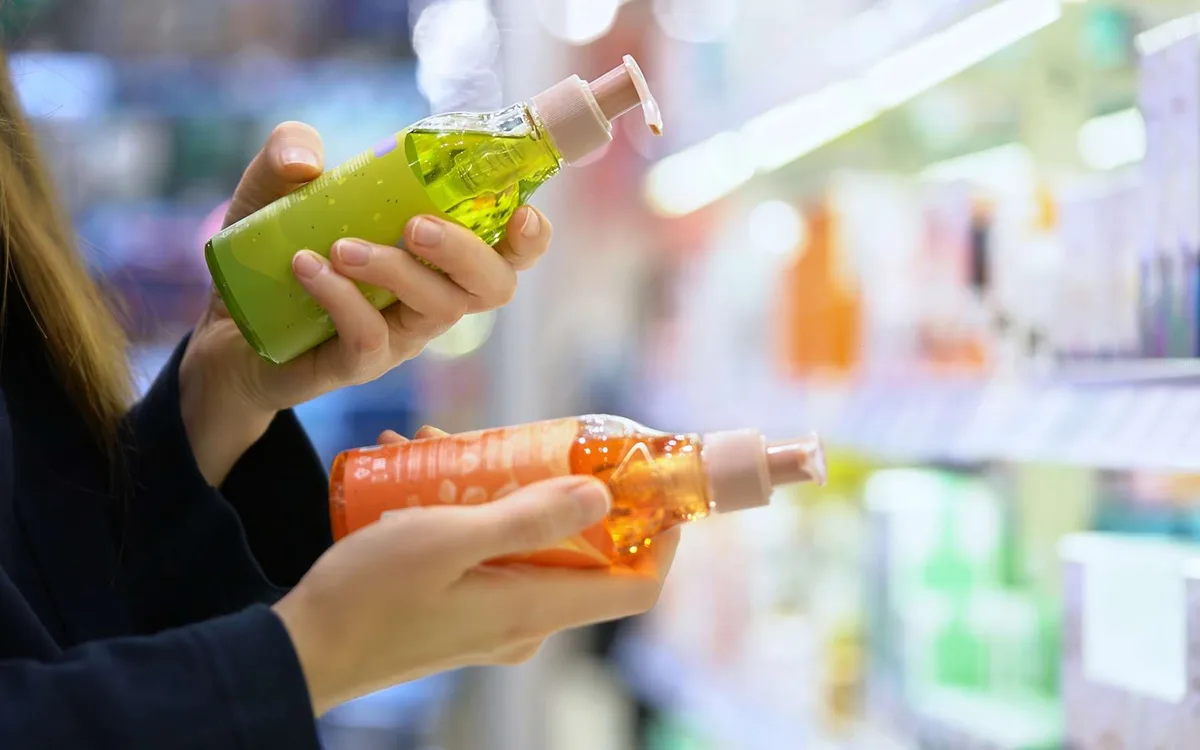 Alerte sous la douche : ce que votre shampoing cache vraiment sous l’étiquette